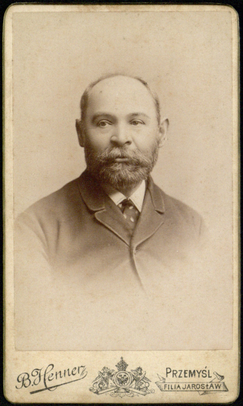 portret łysiejącego mężczyzny z brodą (wizytówka, ok. 1890–1900)