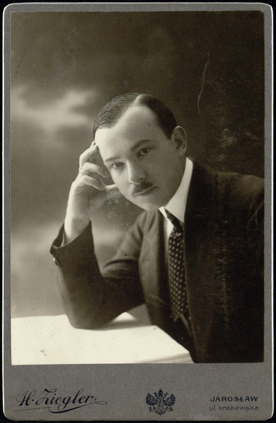portret młodego mężczyzny (poza zamyślona)
