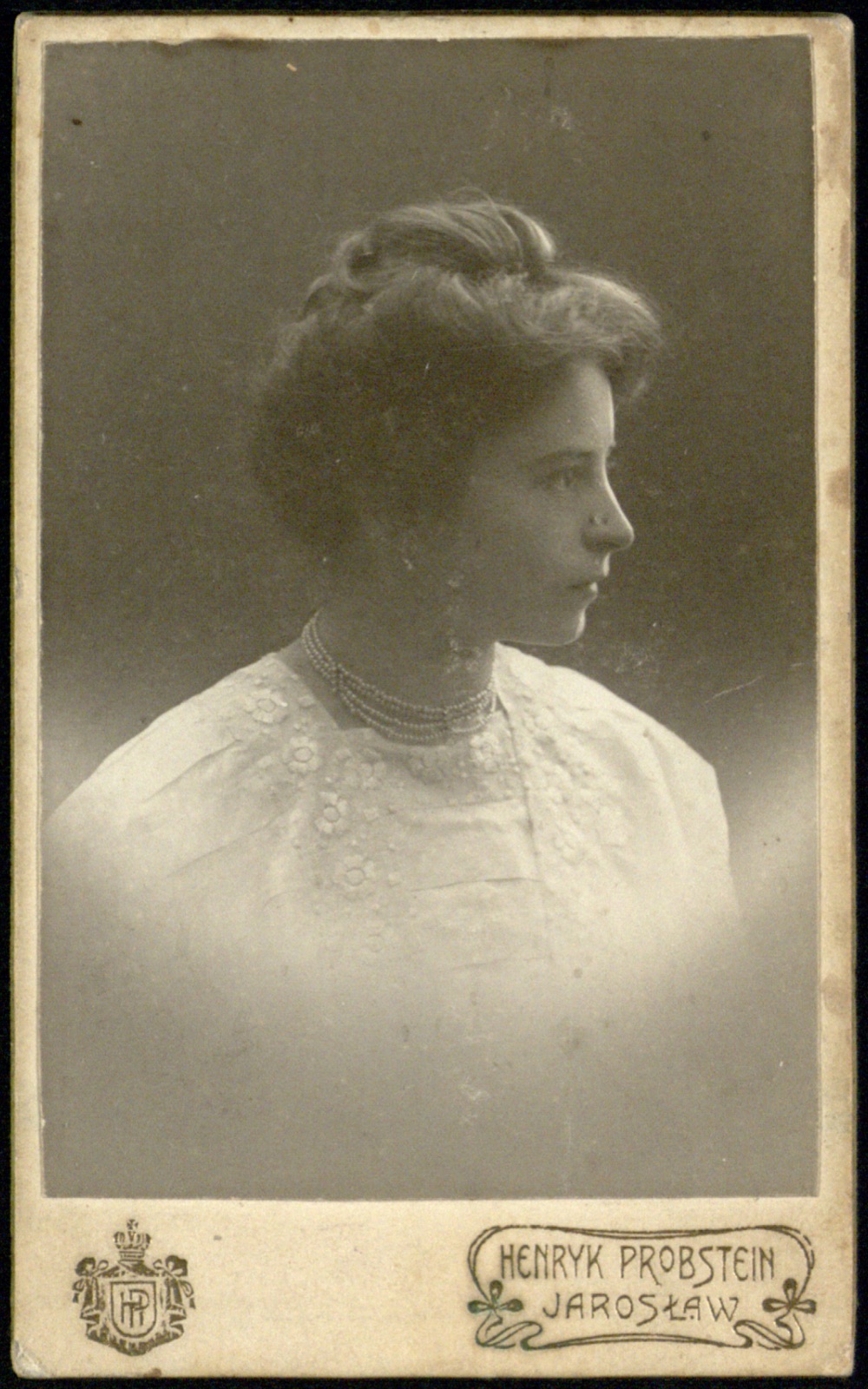 portret młodej kobiety z profilu, datowany 1909 (fotografia gabinetowa)