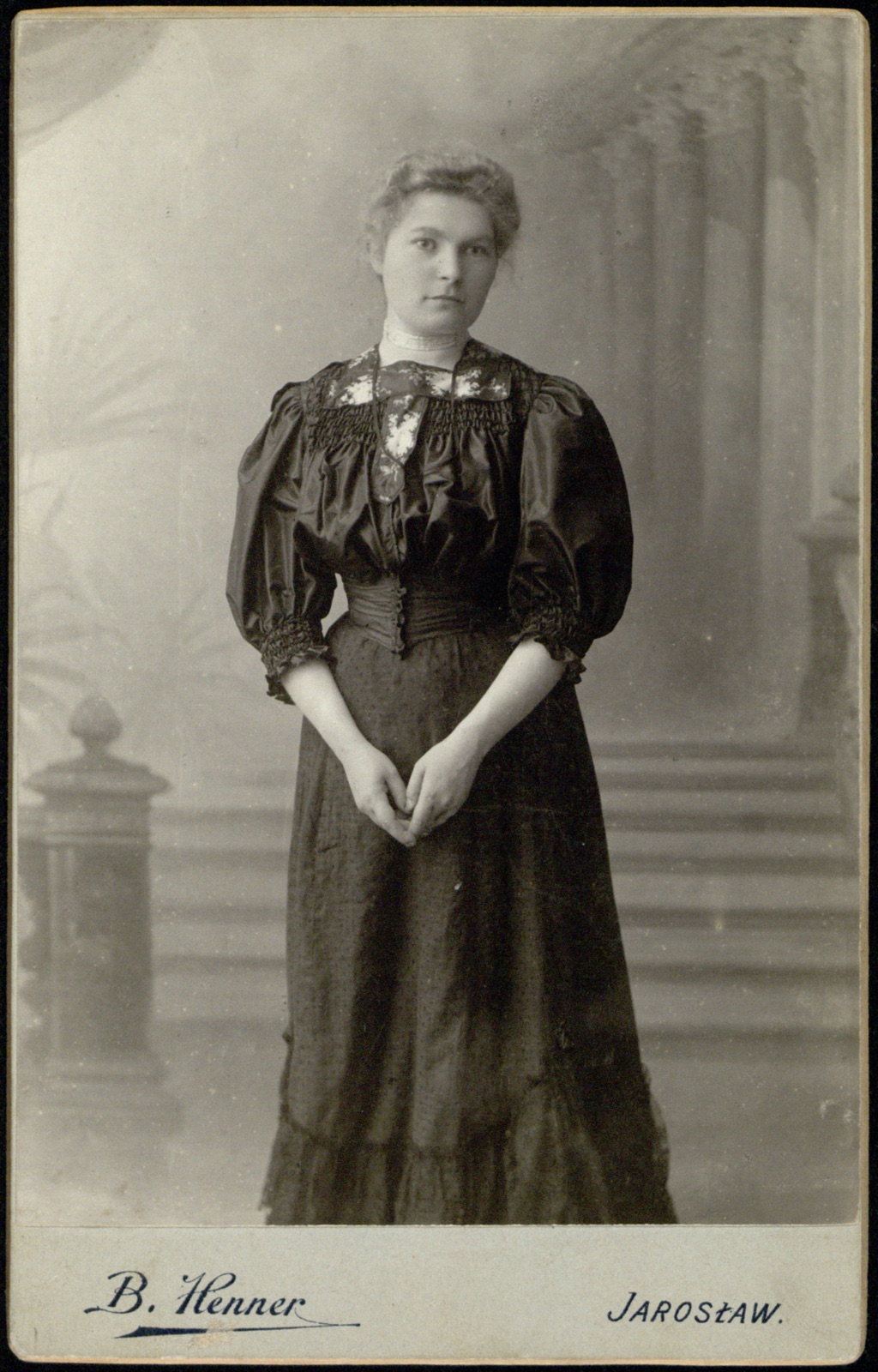 portret stojącej młodej kobiety (fotografia gabinetowa, ok. 1895–1900)