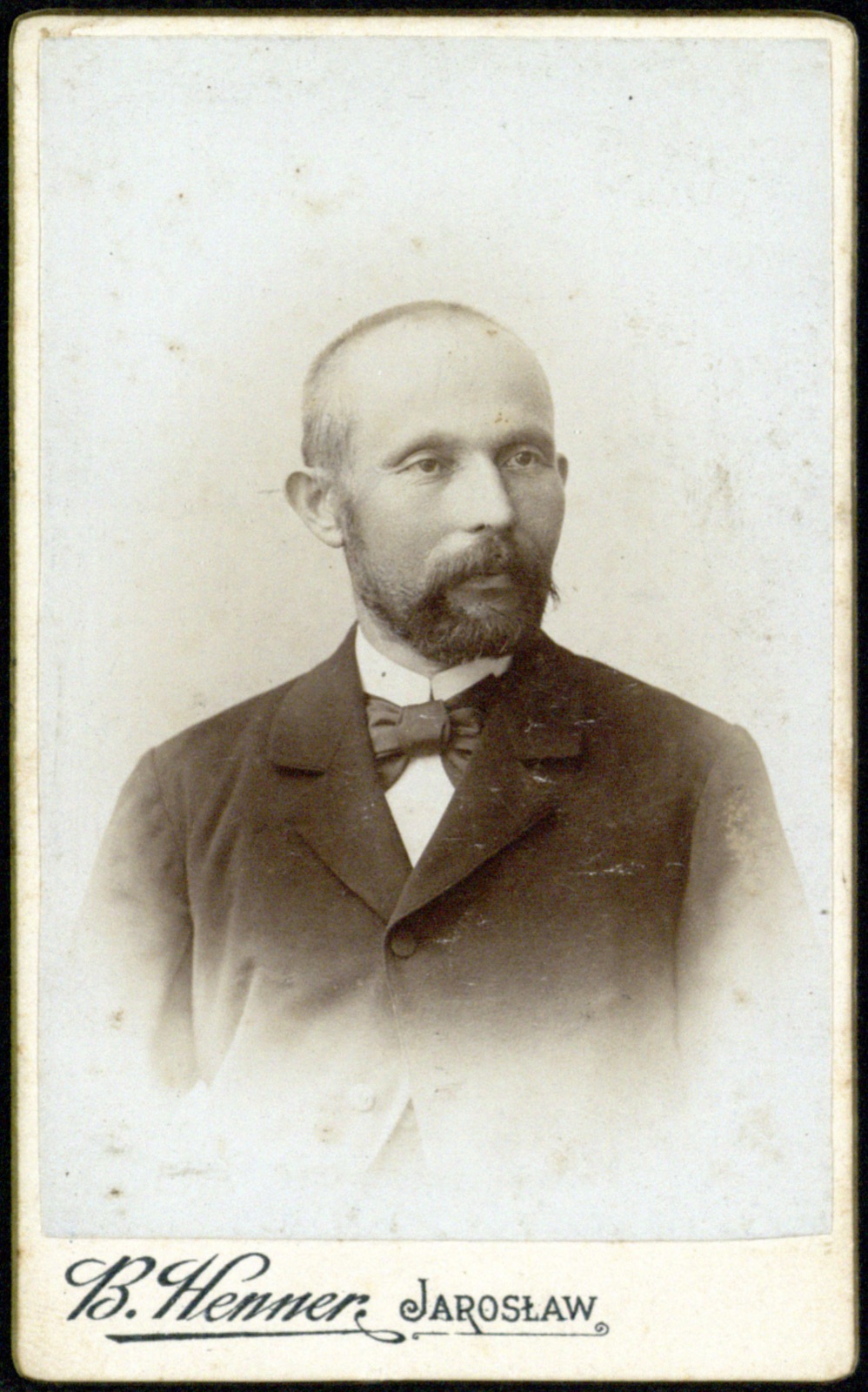 portret łysiejącego brodatego mężczyzny (wizytówka, ok. 1893–1905)
