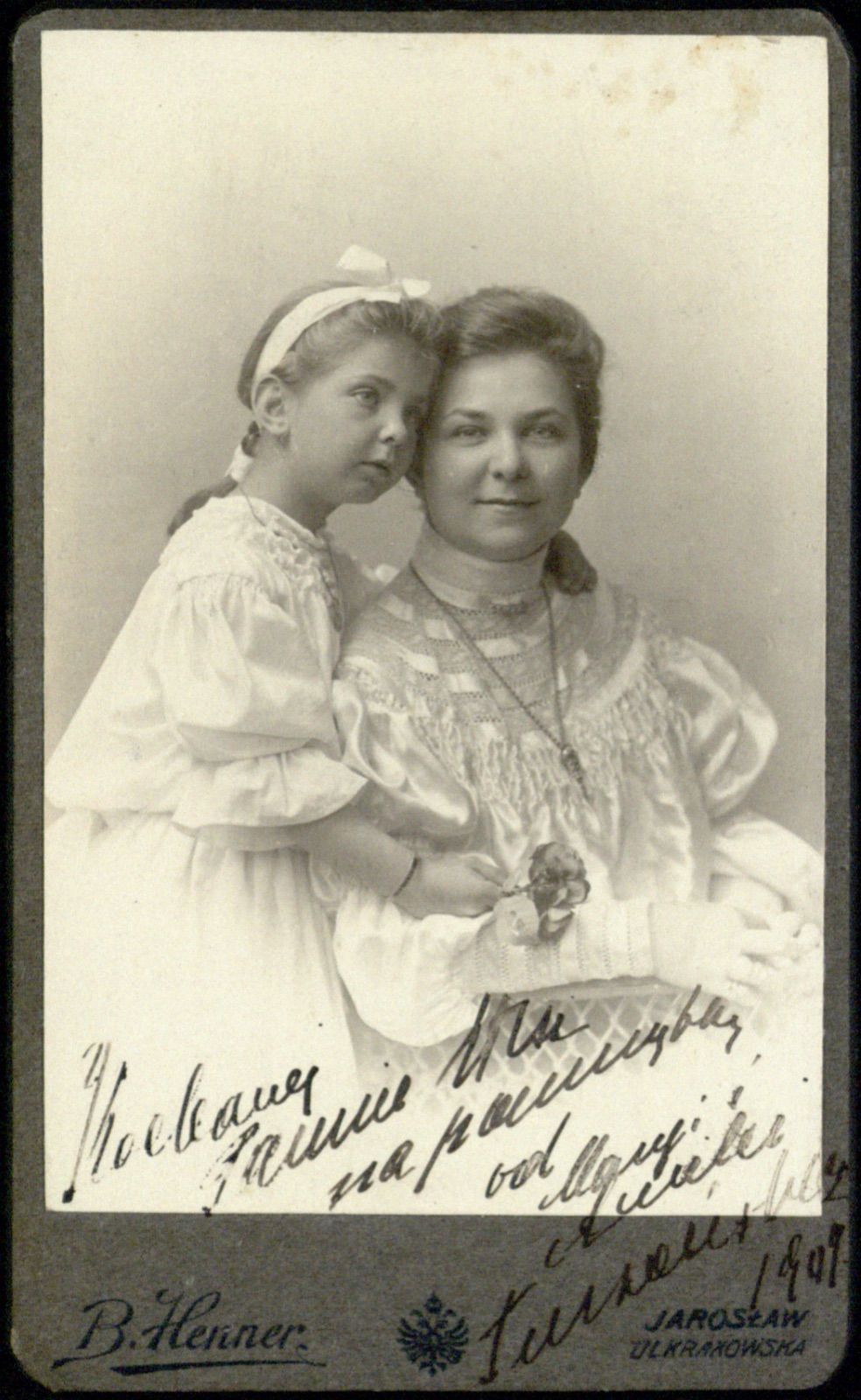 portret matki z córką, z dedykacją datowaną 1907 (fotografia gabinetowa)