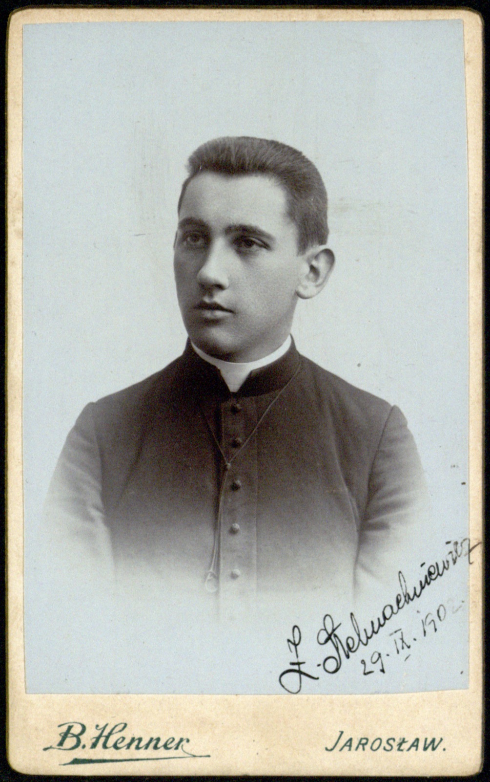 portret młodego duchownego w sutannie, sygnowany, datowany 1902 (fotografia gabinetowa)