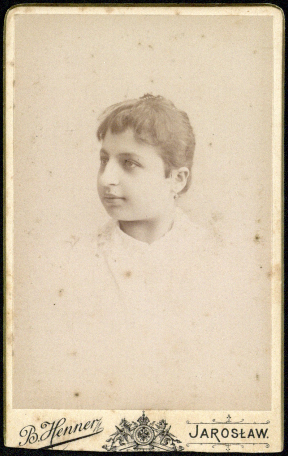 portret młodej dziewczyny z profilu (wizytówka, ok. 1888–1898)