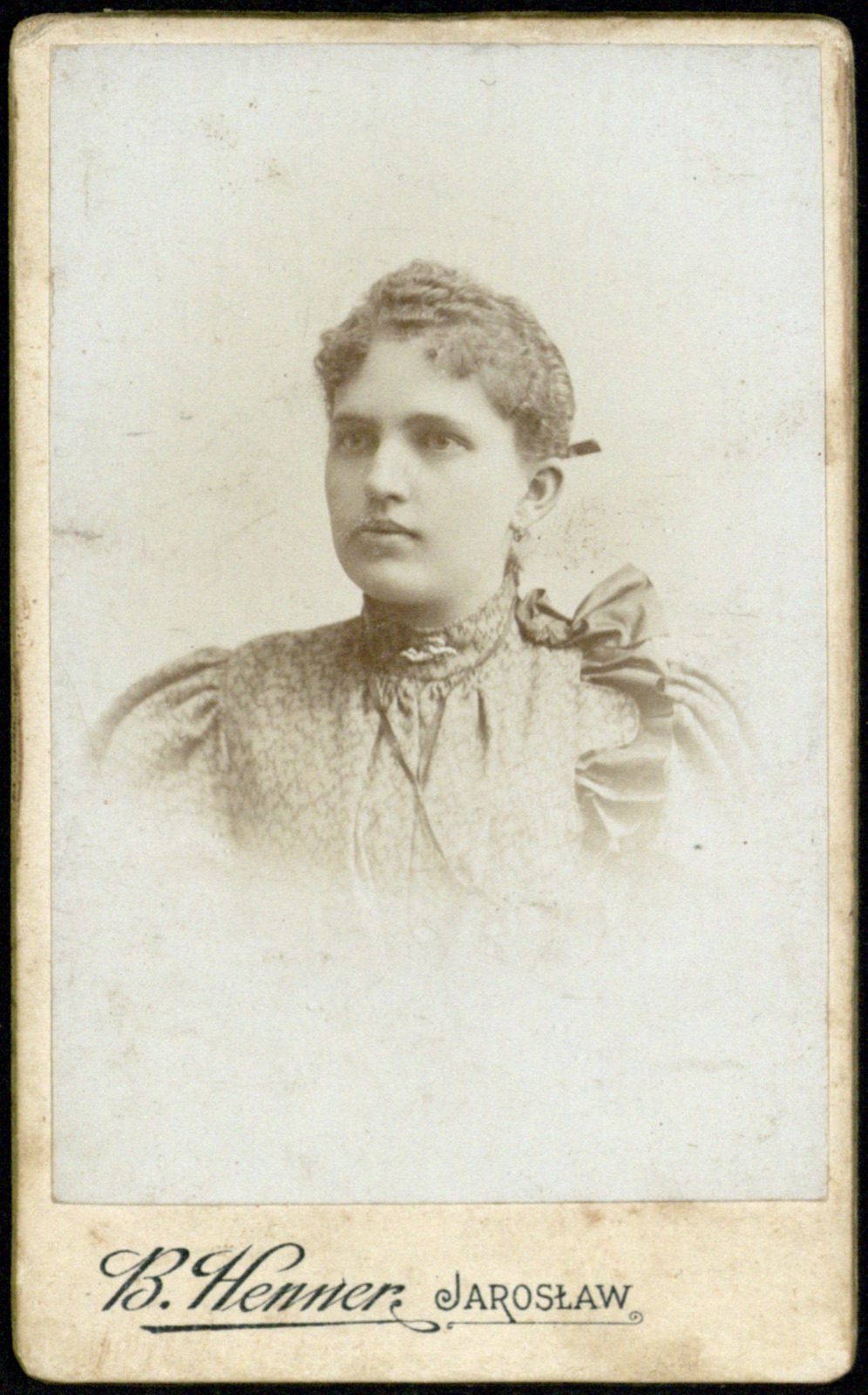 portret młodej kobiety z bufiastymi rękawami (wizytówka, ok. 1895–1900)