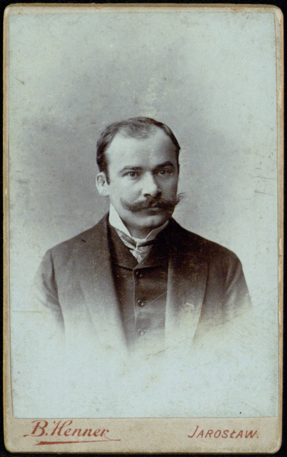 portret mężczyzny z bujnym wąsem (wizytówka, ok. 1895–1905)