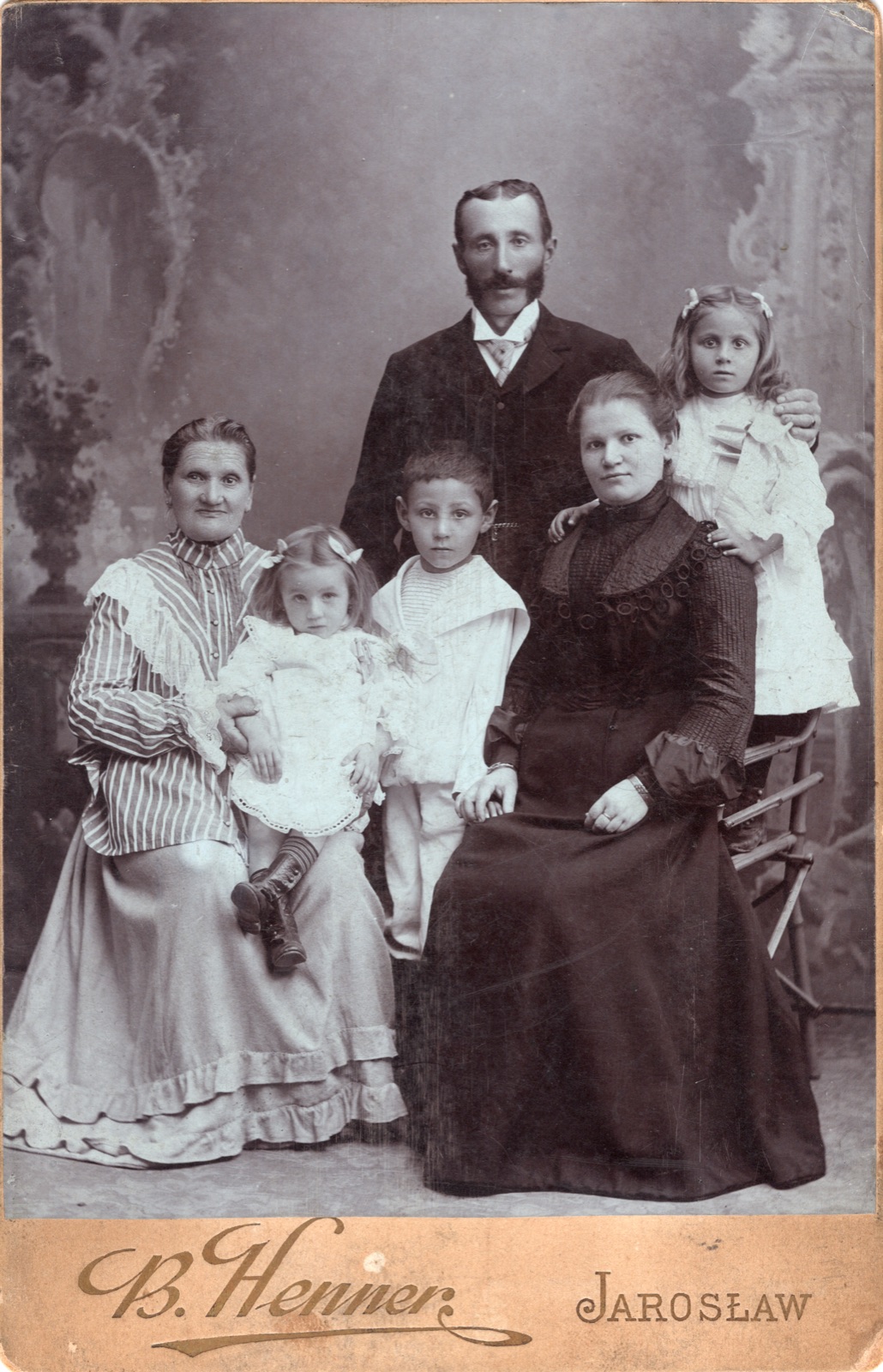 portret rodzinny (grupa sześcioosobowa, fotografia gabinetowa, ok. 1900–1906)