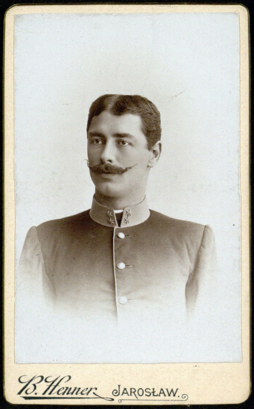 portret mężczyzny w mundurze austro-węgierskim z dystynkcjami (fotografia gabinetowa, ok. 1895–1906)