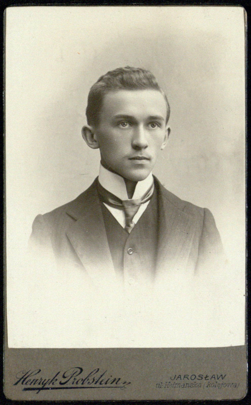 portret młodego mężczyzny w garniturze (fotografia gabinetowa, ok. 1908–1914)