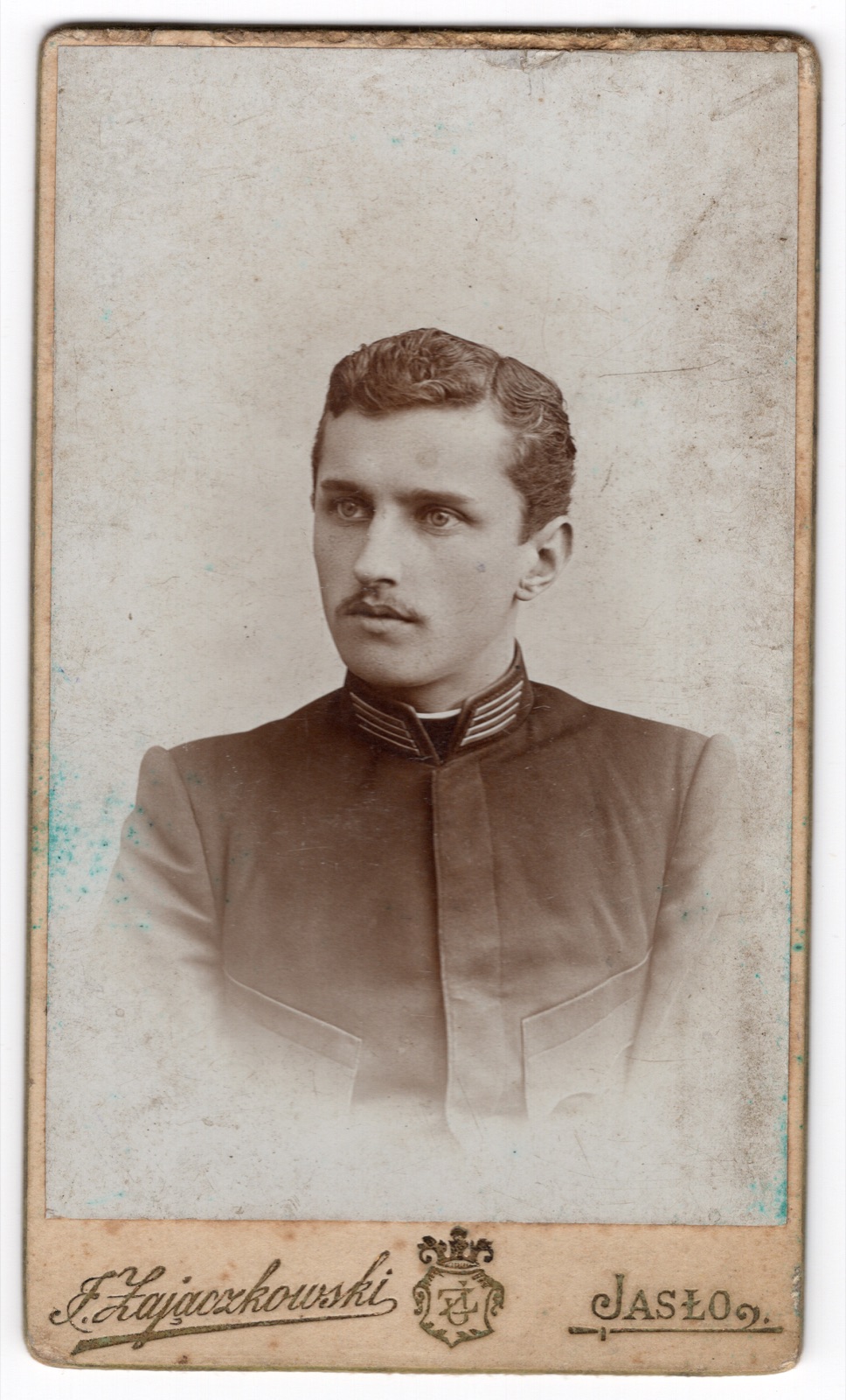 portret młodego mężczyzny w tunice ze stójką (czamara / mundur – do potwierdzenia)