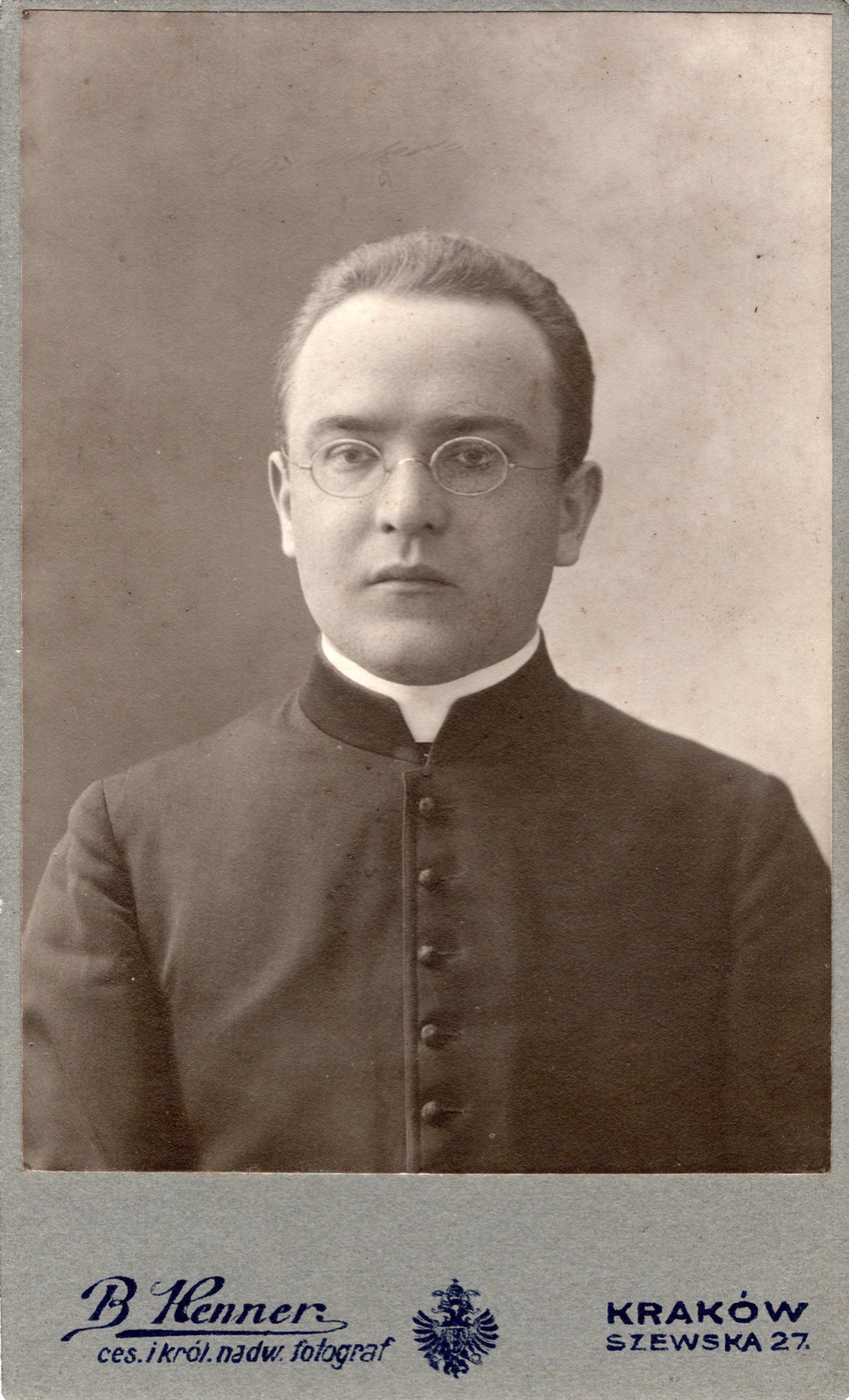portret młodego duchownego w sutannie