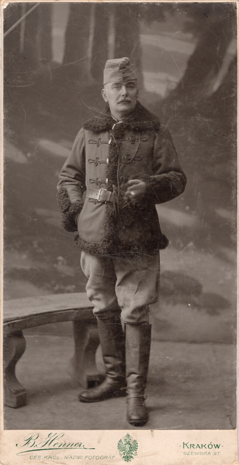 żołnierz austro-węgierski w zimowym płaszczu z szamerunkiem
