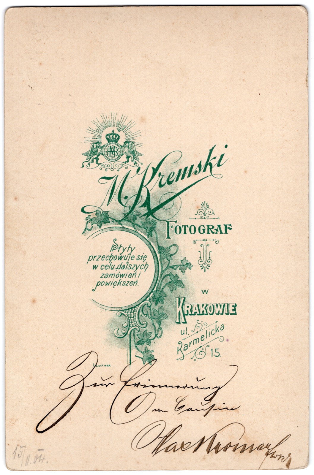 Odwrocie karty: mężczyzna w mundurze austro-węgierskim z szablą (fotografia gabinetowa, datowana 15 II 1904)