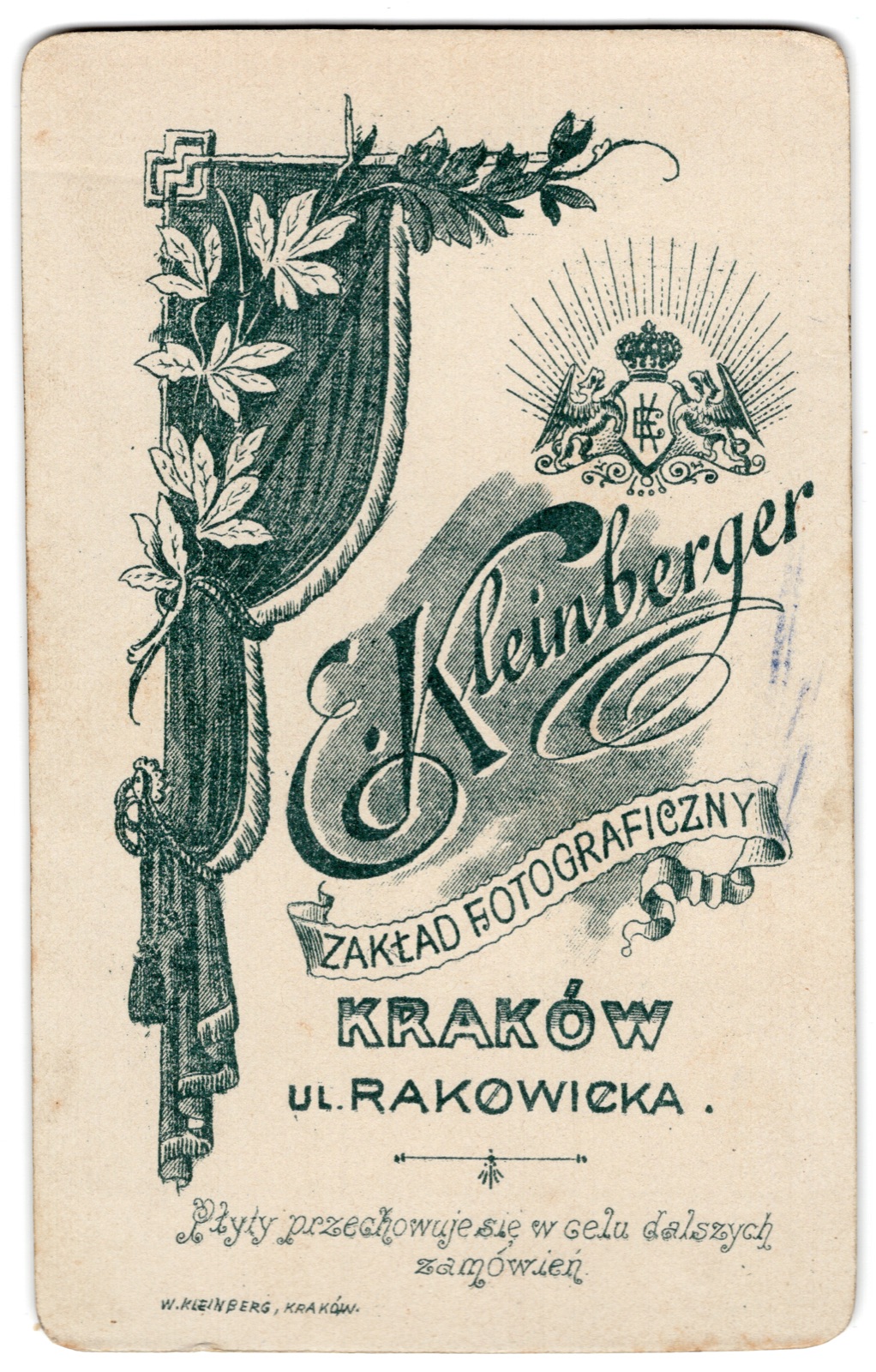Odwrocie karty: żołnierz austro-węgierski z szablą (fotografia gabinetowa, ok. 1900–1914)