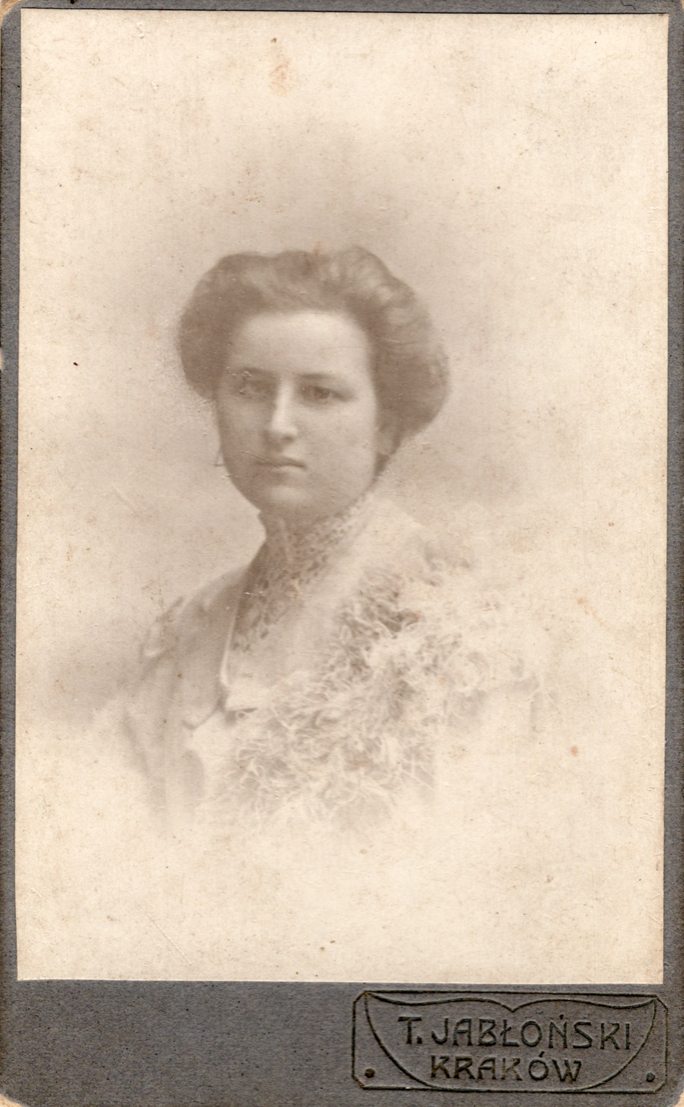 portret kobiety w boa (fotografia gabinetowa, ok. 1905–1912)