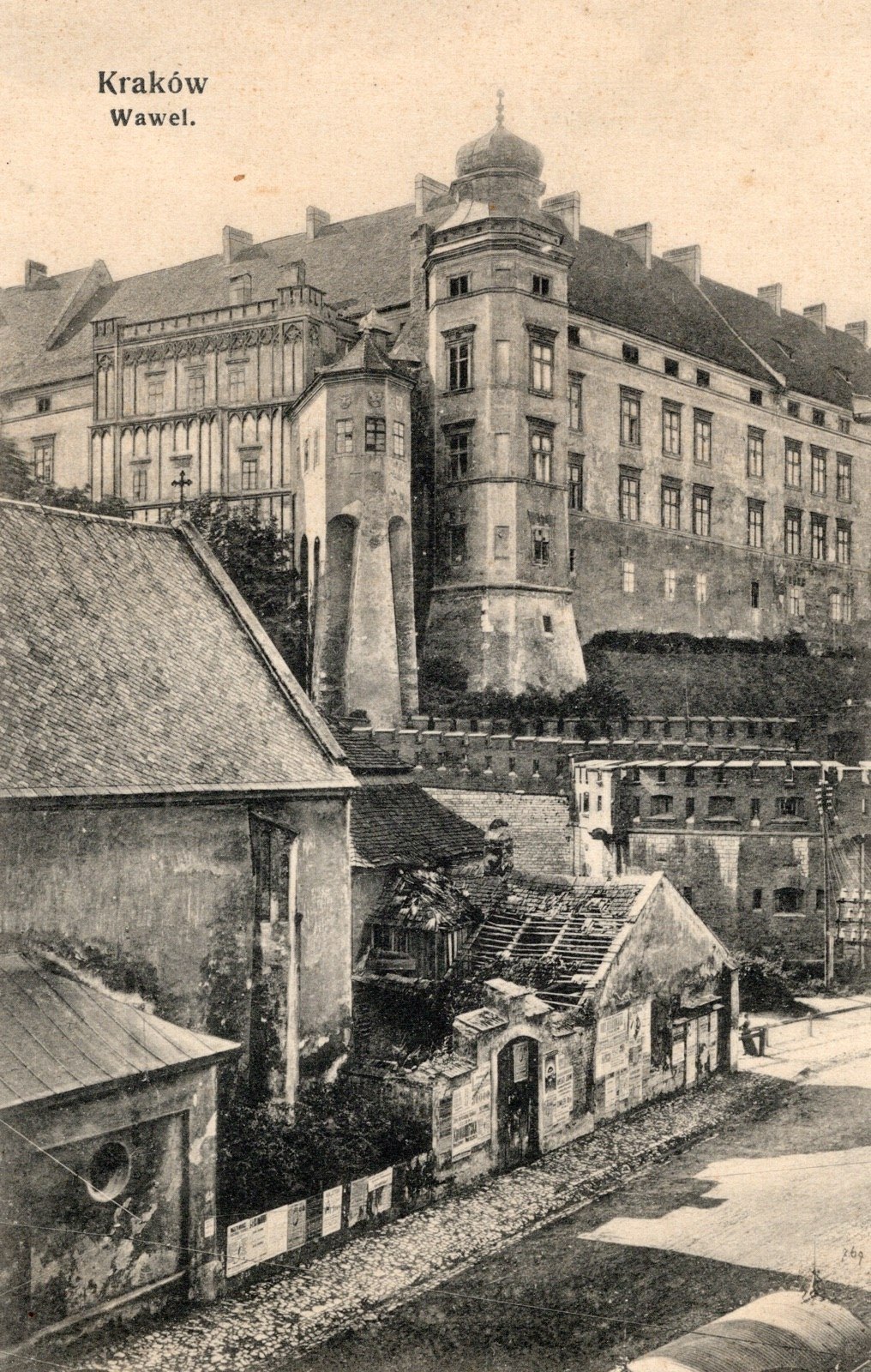 Wieża Kurza Stopka i afisze na murze Podzamcza