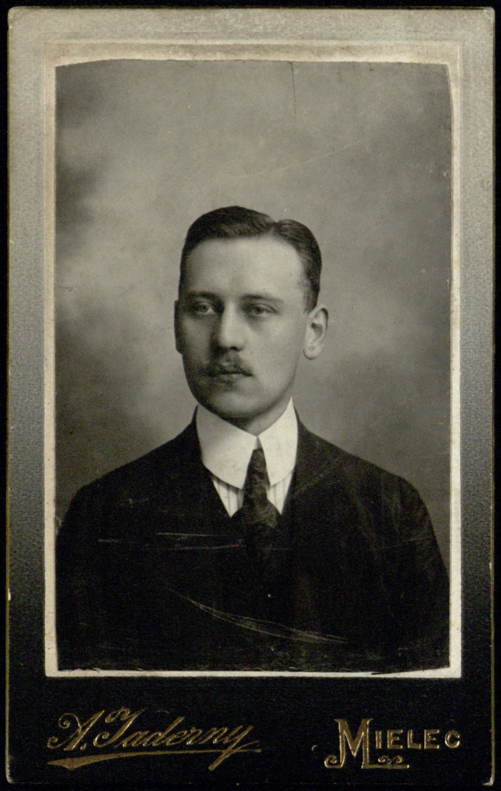 portret młodego mężczyzny z wąsem