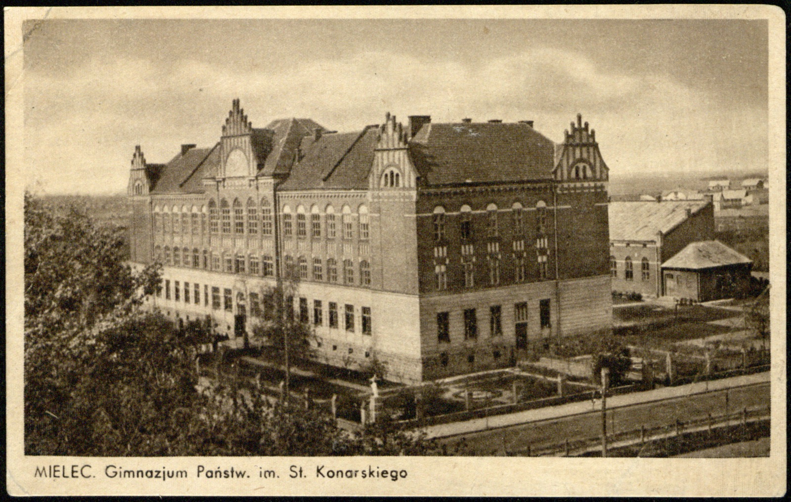 Gimnazjum Państwowe im. St. Konarskiego (gmach); nakł. E. Dębicki