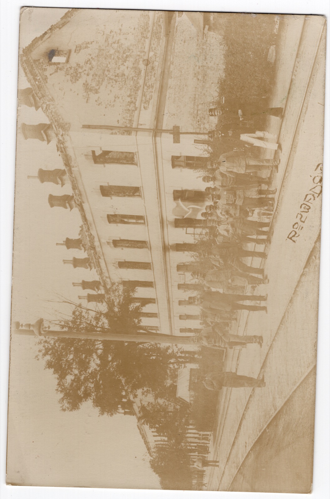 do potwierdzenia – grupa mężczyzn przed okazałym gmachem; fotografia (RPPC); podpis w negatywie (cyrylica) „Ходоровъ”(?); rewers zapisany (niem.), znaczek austr. 5 h