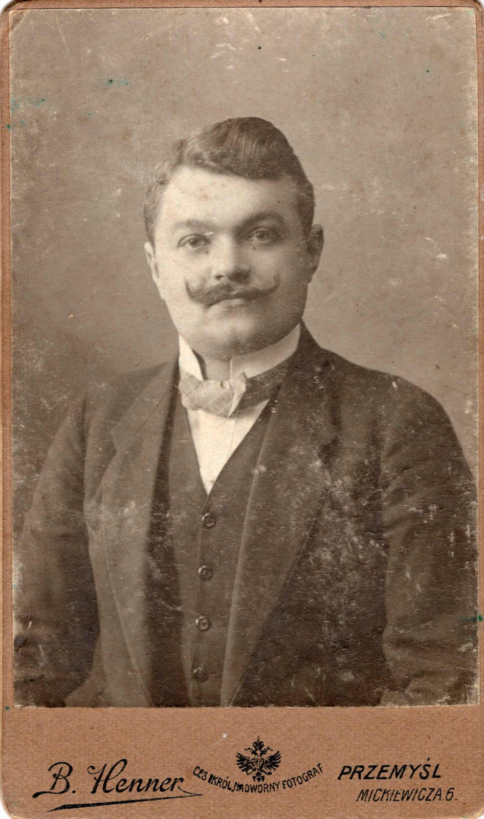 portret mężczyzny z wąsem (fotografia gabinetowa, ok. 1900–1910)