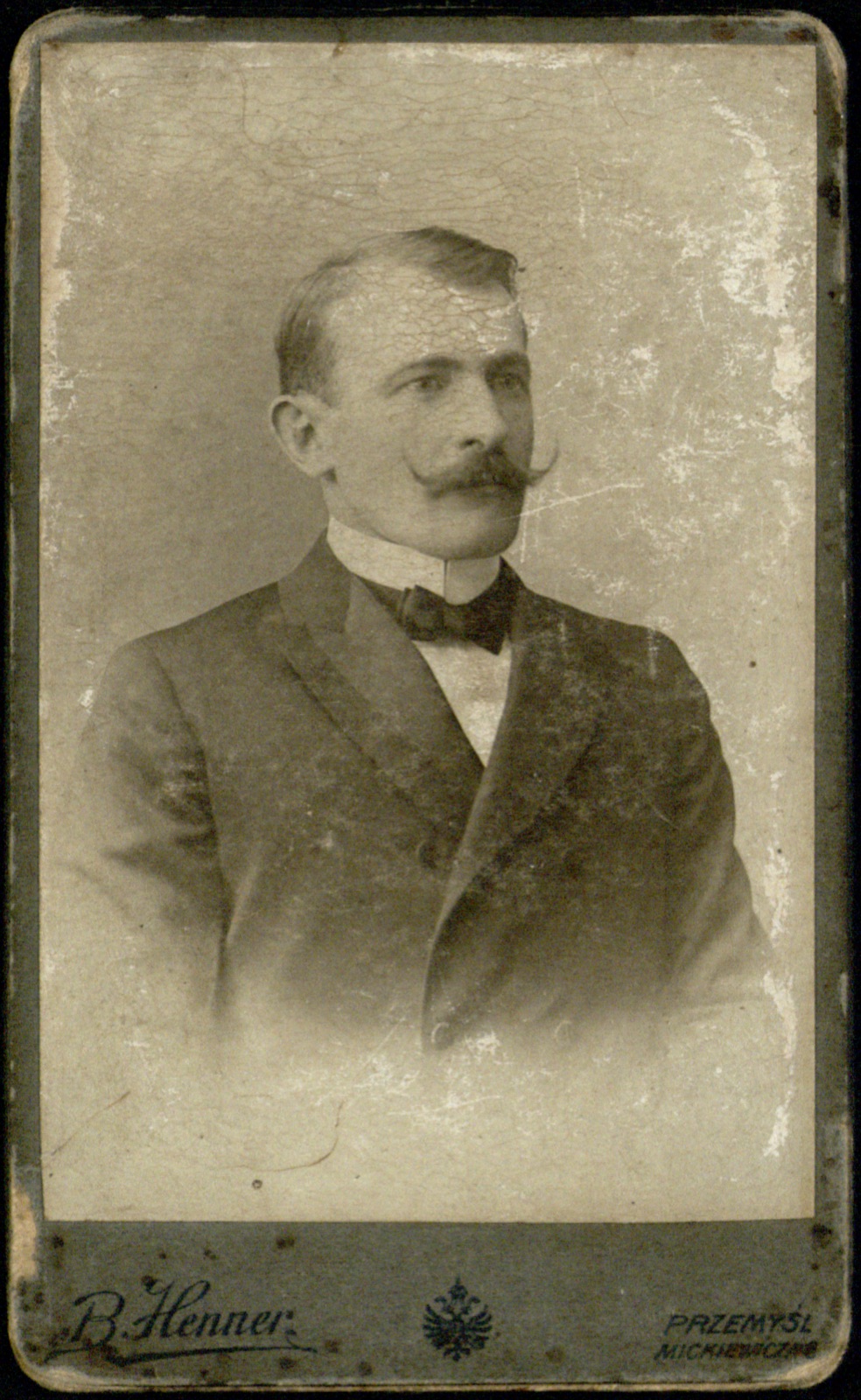 portret mężczyzny z wąsem (fotografia gabinetowa, ok. 1900–1910)