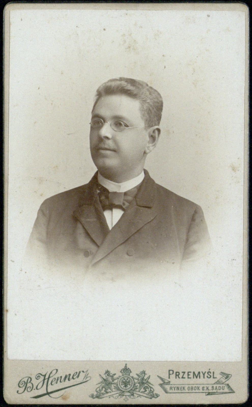 portret mężczyzny w binoklach (fotografia gabinetowa, ok. 1895–1899)
