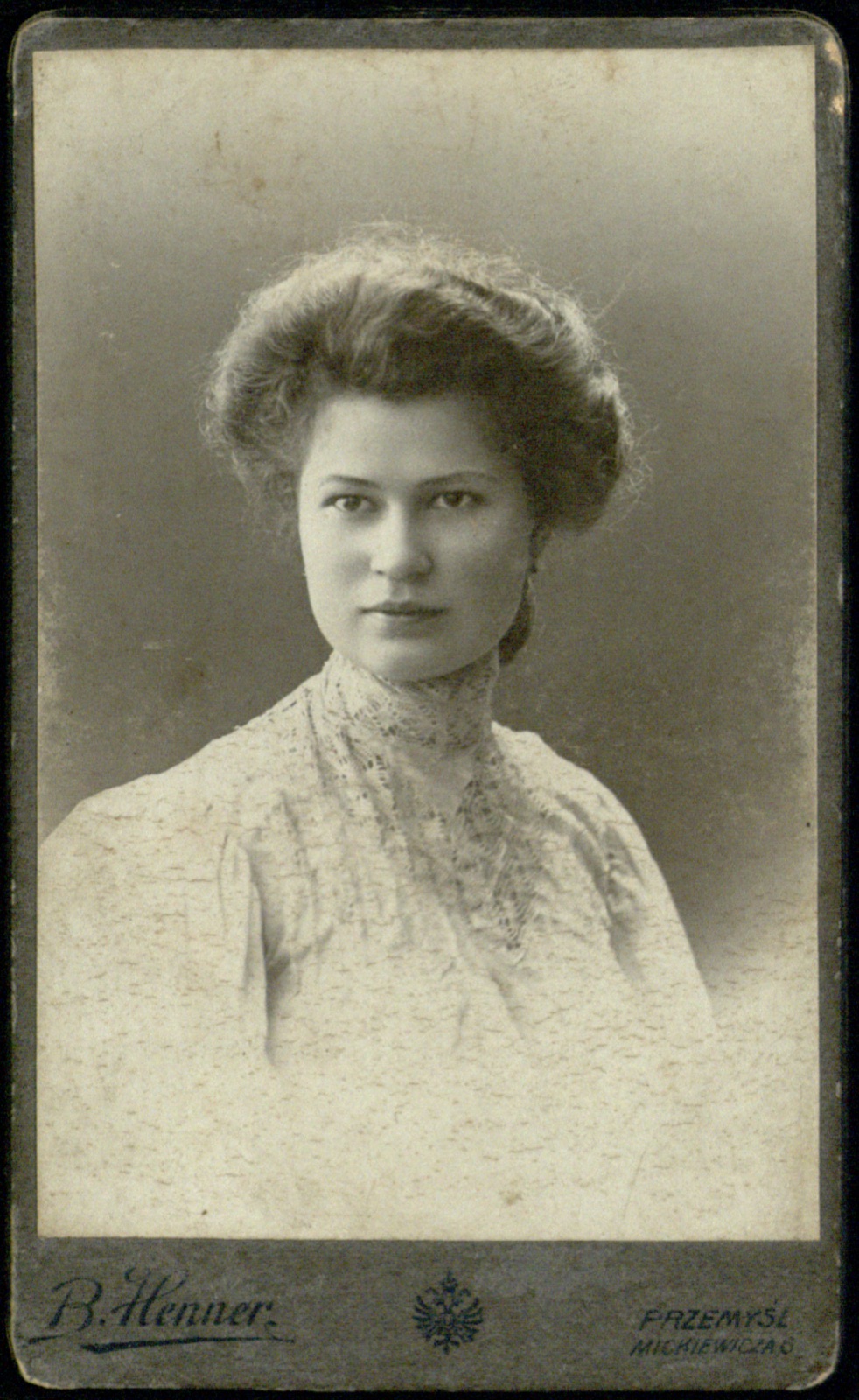 portret młodej kobiety, z dedykacją dla „Olenki”, datowany 27 II 1908