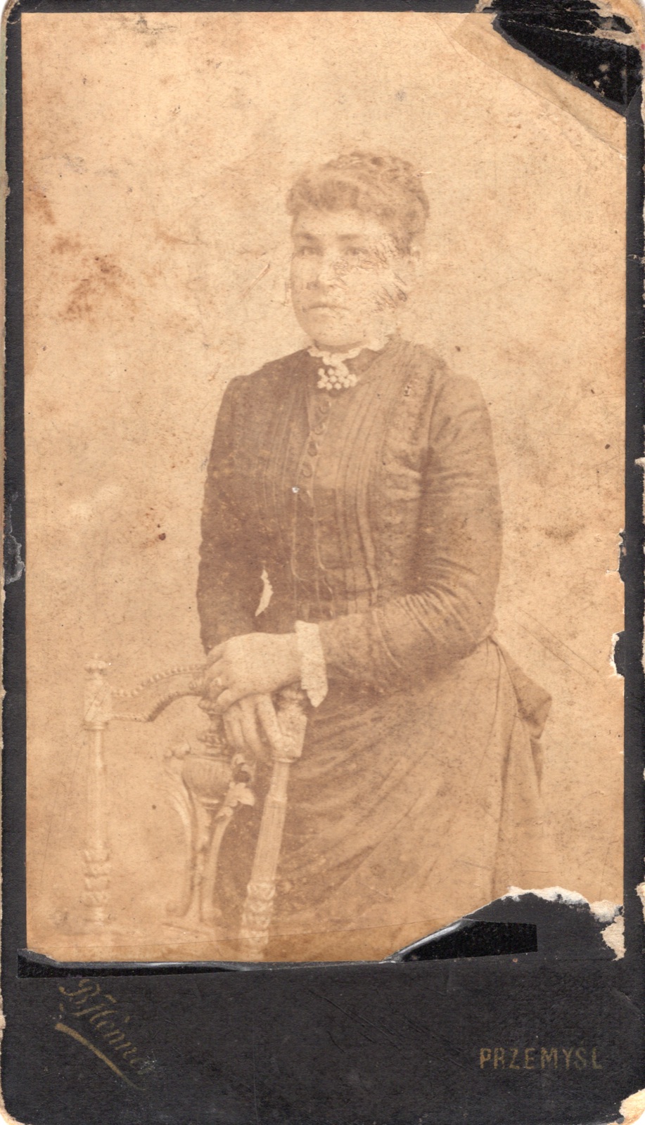 portret siedzącej kobiety (wizytówka, ok. 1885–1895; znaczne uszkodzenia)