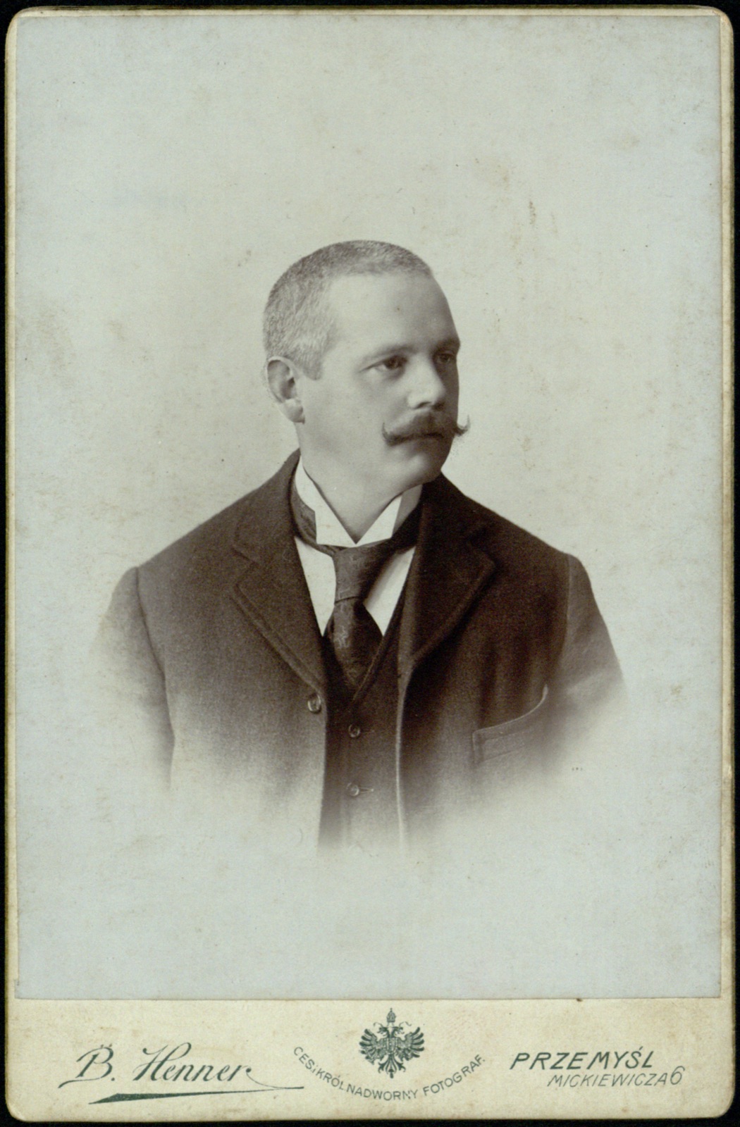 portret mężczyzny z wąsem (fotografia gabinetowa, ok. 1900–1910)