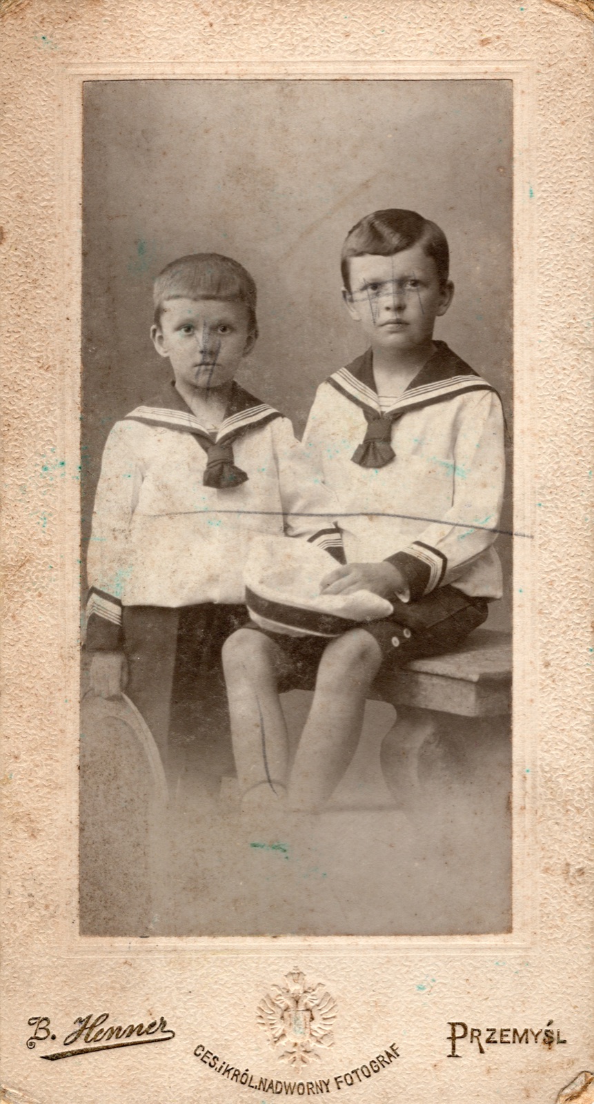 dwaj chłopcy w ubrankach marynarskich, z dedykacją dla wujka (fotografia gabinetowa, ok. 1900–1912)