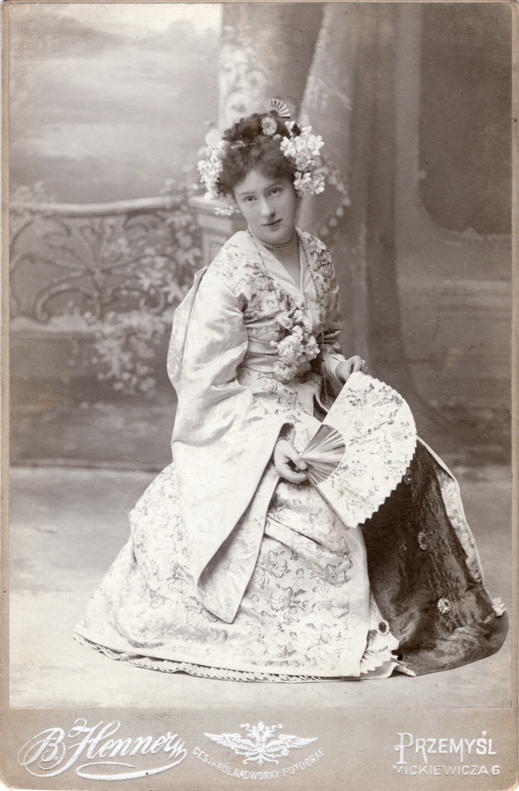 kobieta w kostiumie japońskim z wachlarzem (fotografia gabinetowa, ok. 1900–1910)