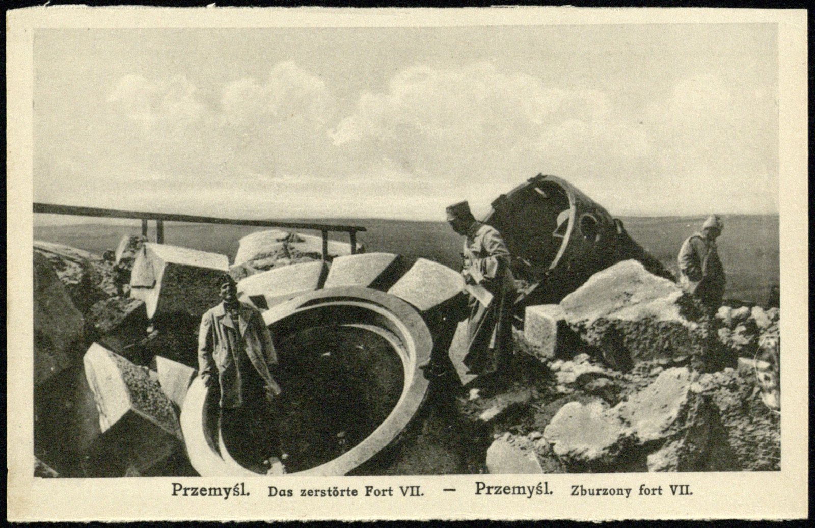 Trzej żołnierze wśród ruin rozbitego Fortu VII