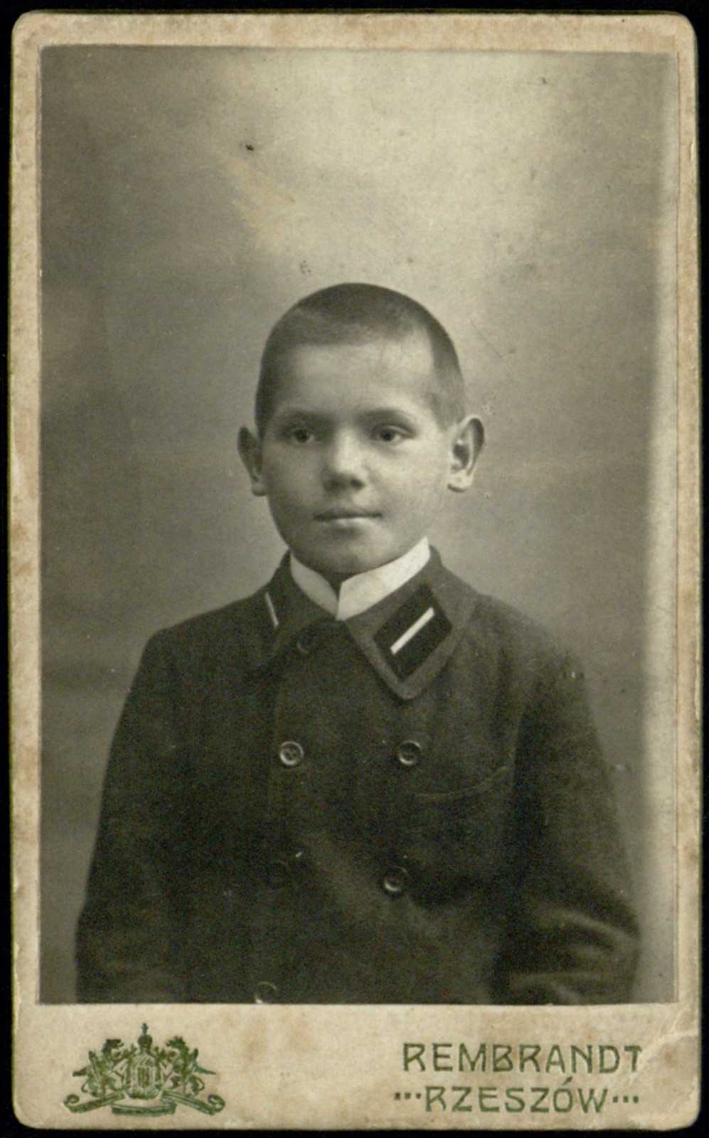 portret chłopca w mundurku gimnazjalnym