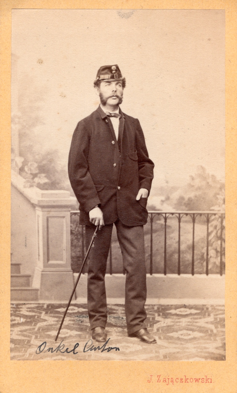 całopostaciowy portret mężczyzny w czapce polowej („Onkel Anton”)
