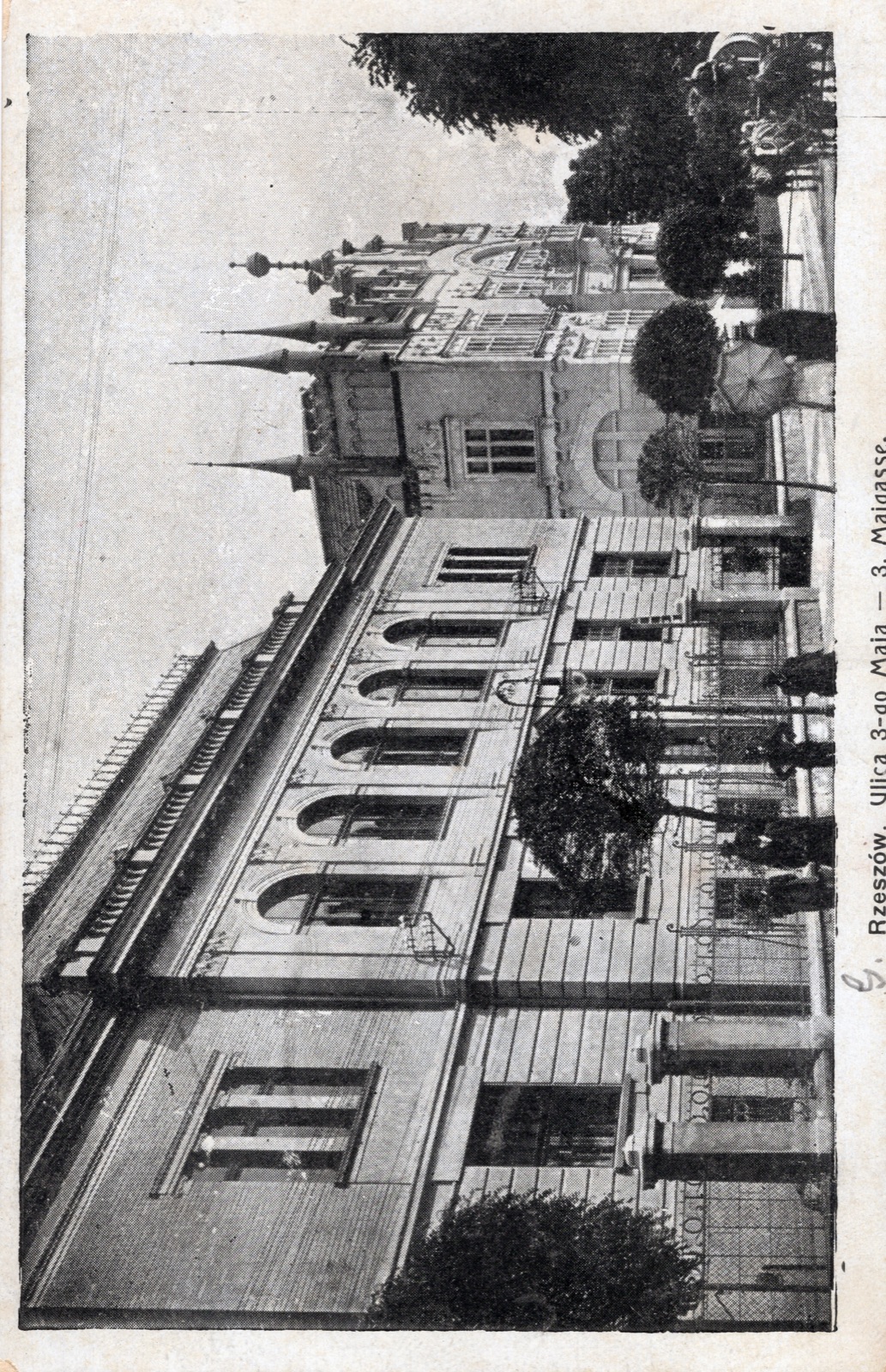 Ulica 3-go Maja (pierzeja z okazałym gmachem o strzelistych sterczynach); nakł. B.W.L., Rzeszów; nieobiegowa (~1915)
