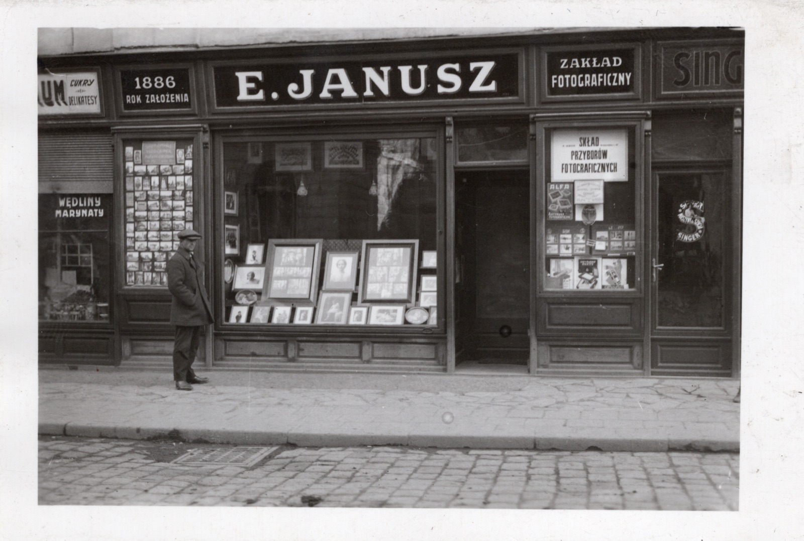Witryna zakładu fotograficznego E. Janusz w Rzeszowie, z szyldem „1886 rok założenia”