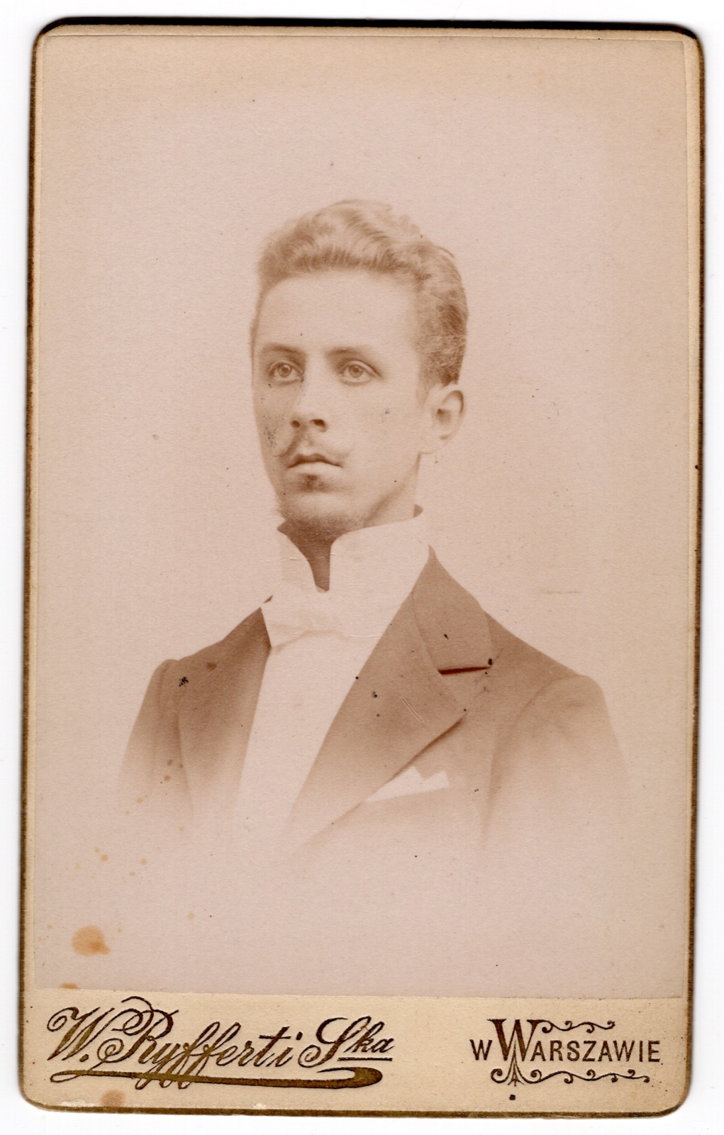 portret młodego mężczyzny w stroju wieczorowym (fotografia gabinetowa, ok. 1898–1905)