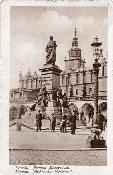 Mężczyźni pod pomnikiem wieszcza