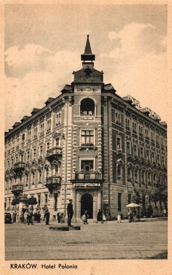 Portier przed Hotelem Polonia