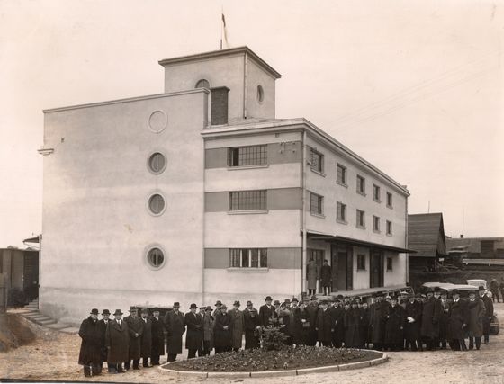 Modernistyczny budynek na terenach kolejowych