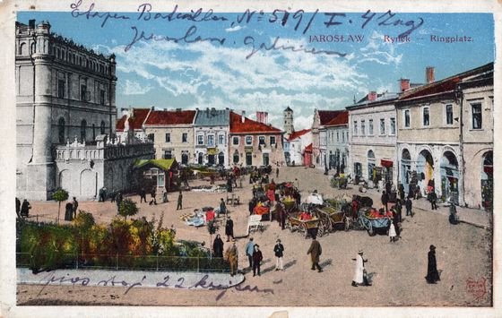 Kolorowe kramy przed ratuszem