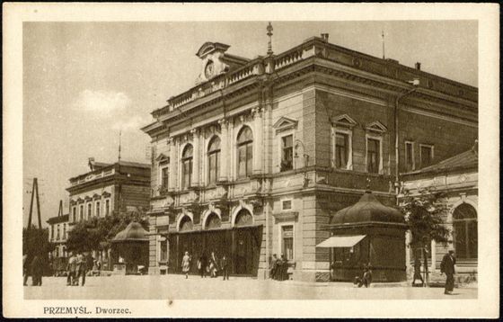 Gmach dworca z zegarem w tympanonie