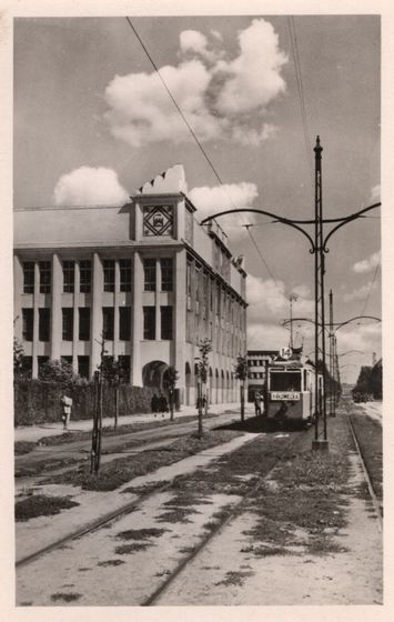 Uczelniany gmach przy Rakowieckiej, tramwaj 14