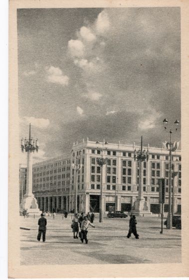 Plac MDM pod chmurnym niebem