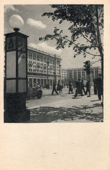 Kolumna ogłoszeniowa na tle zabudowy MDM