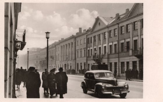 Odbudowany Nowy Świat z przystankiem 44