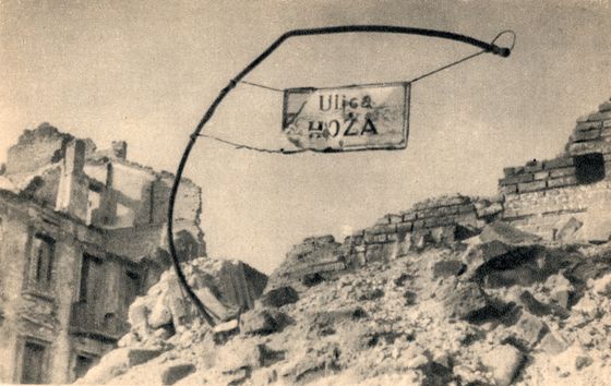 Tabliczka „Ulica Hoża” nad gruzowiskiem